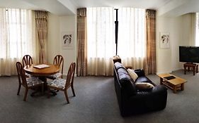 Spacious Cbd Art Deco Apartment